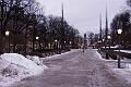 Die Esplanade noch voller Schnee der Vortage, mit Blick in Richtung des Denkmals des finnischen Nationaldichters Johan Ludvig Runeberg.